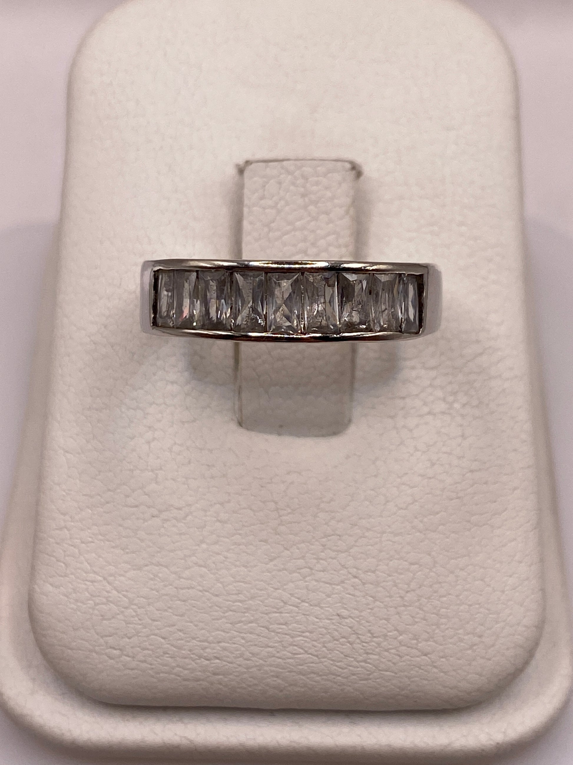Anillo de plata solitario con circonia cristalina en estuche de joyería blanco