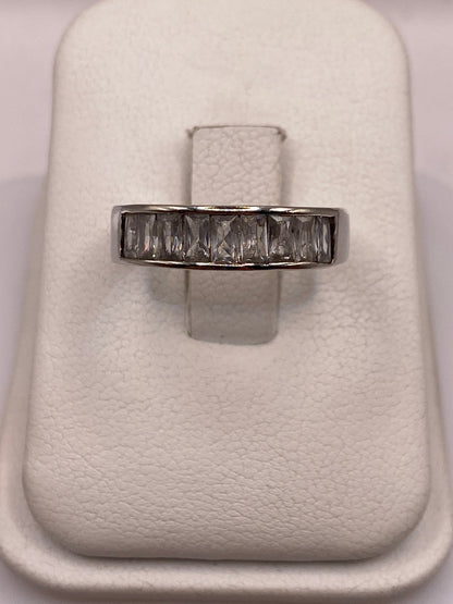 Anillo de plata solitario con circonia cristalina en estuche de joyería blanco