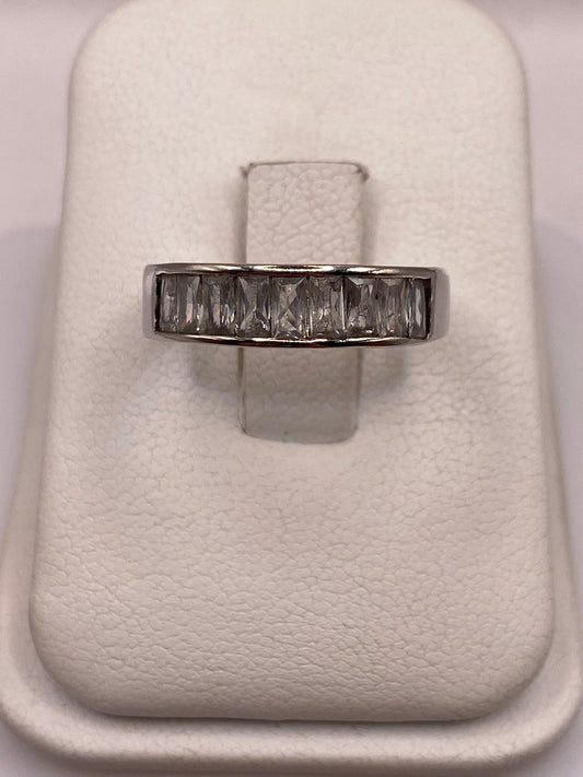 Anillo de plata solitario con circonia cristalina en estuche de joyería blanco