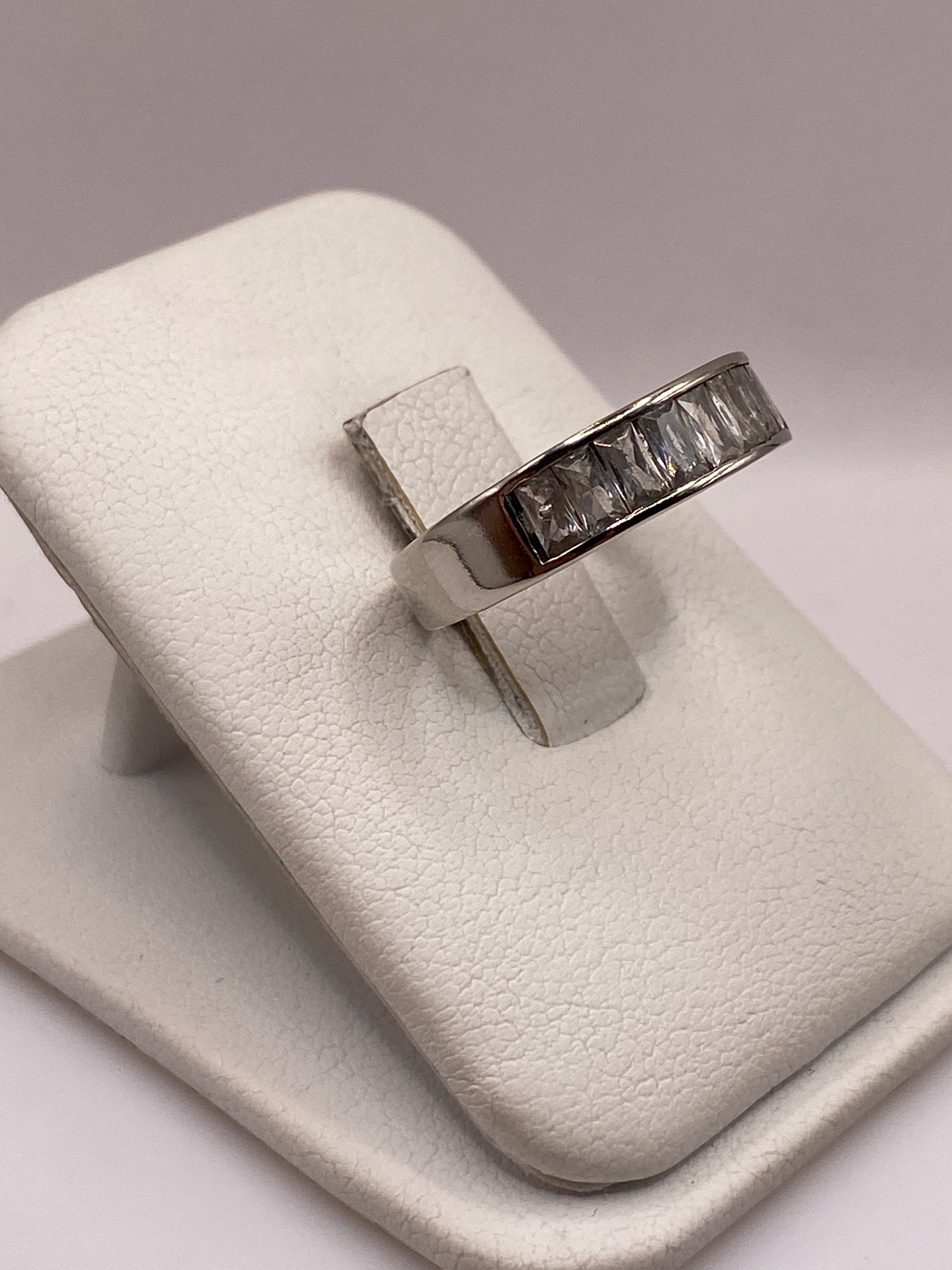 Vista frontal del anillo solitario minimalista de plata .925 con piedra cristalina