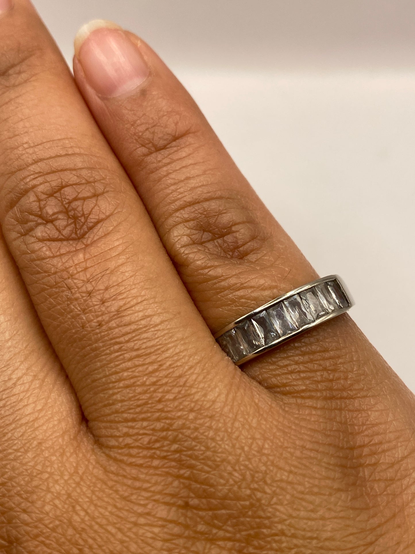 Anillo en dedo mostrando el sello 925 MEXICO y su versatilidad de uso diario