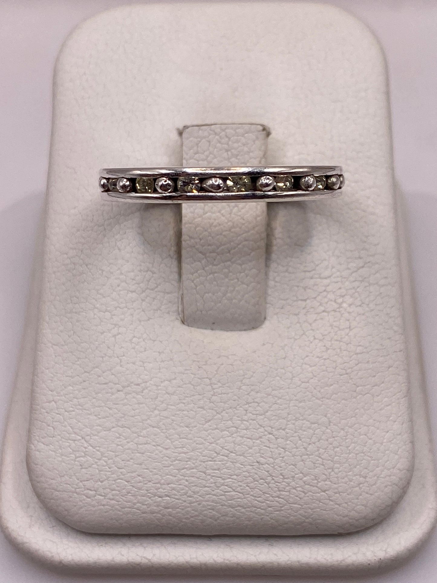 Anillo de plata banda con circonias amarillas en estuche blanco