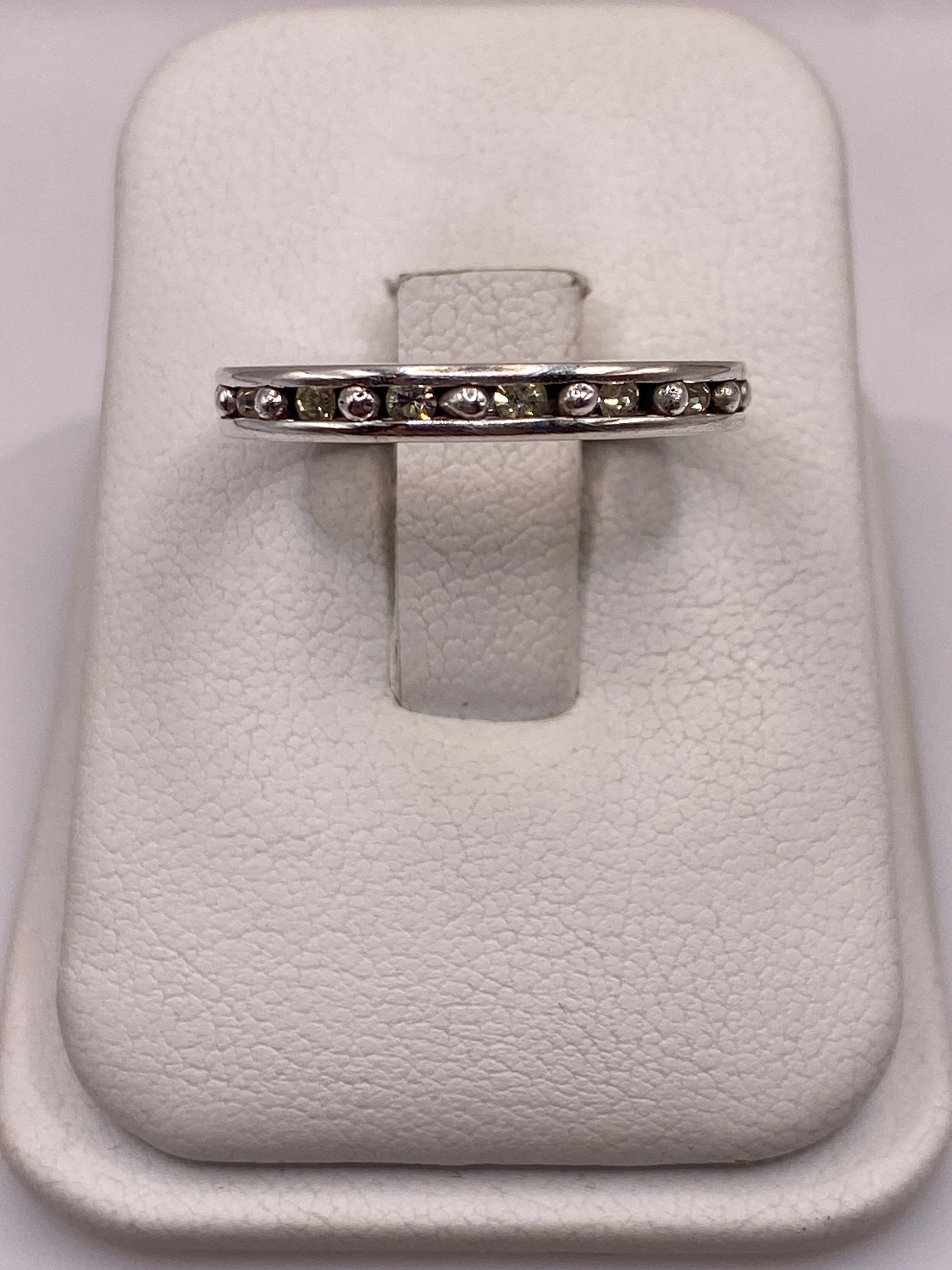 Anillo de plata banda con circonias amarillas en estuche blanco