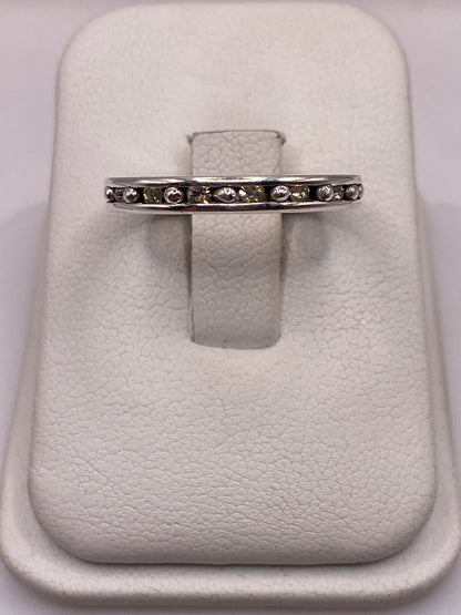 Anillo de plata banda con circonias amarillas en estuche blanco