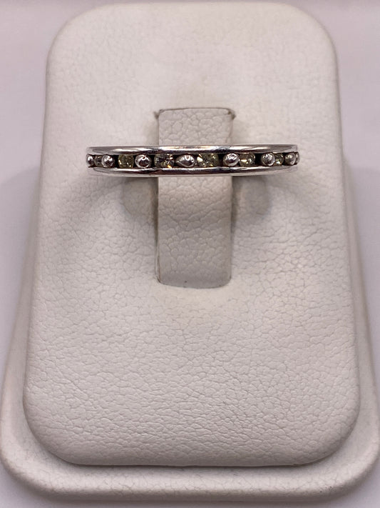 Anillo de plata banda con circonias amarillas en estuche blanco