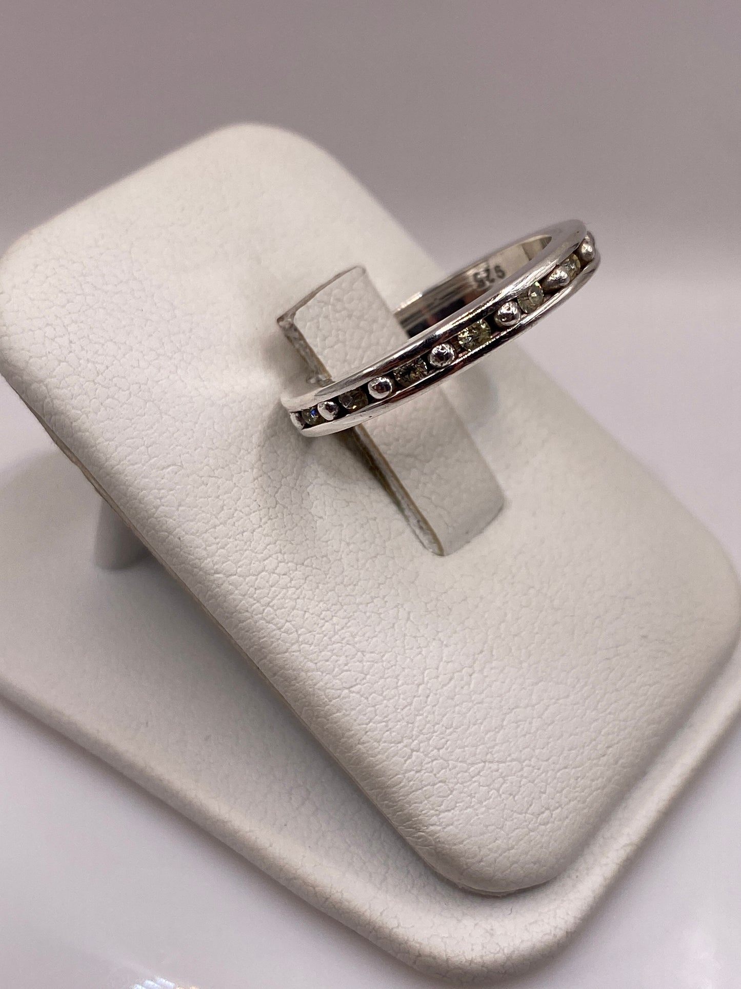 Vista lateral del anillo minimalista de plata .925 con engaste continuo