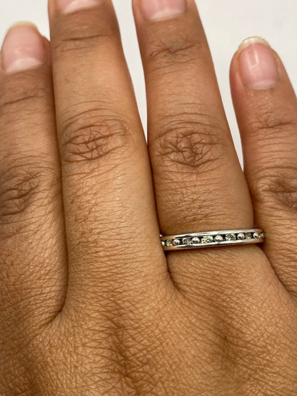 Anillo de plata sobre dedo mostrando el sello 925 y el brillo amarillo