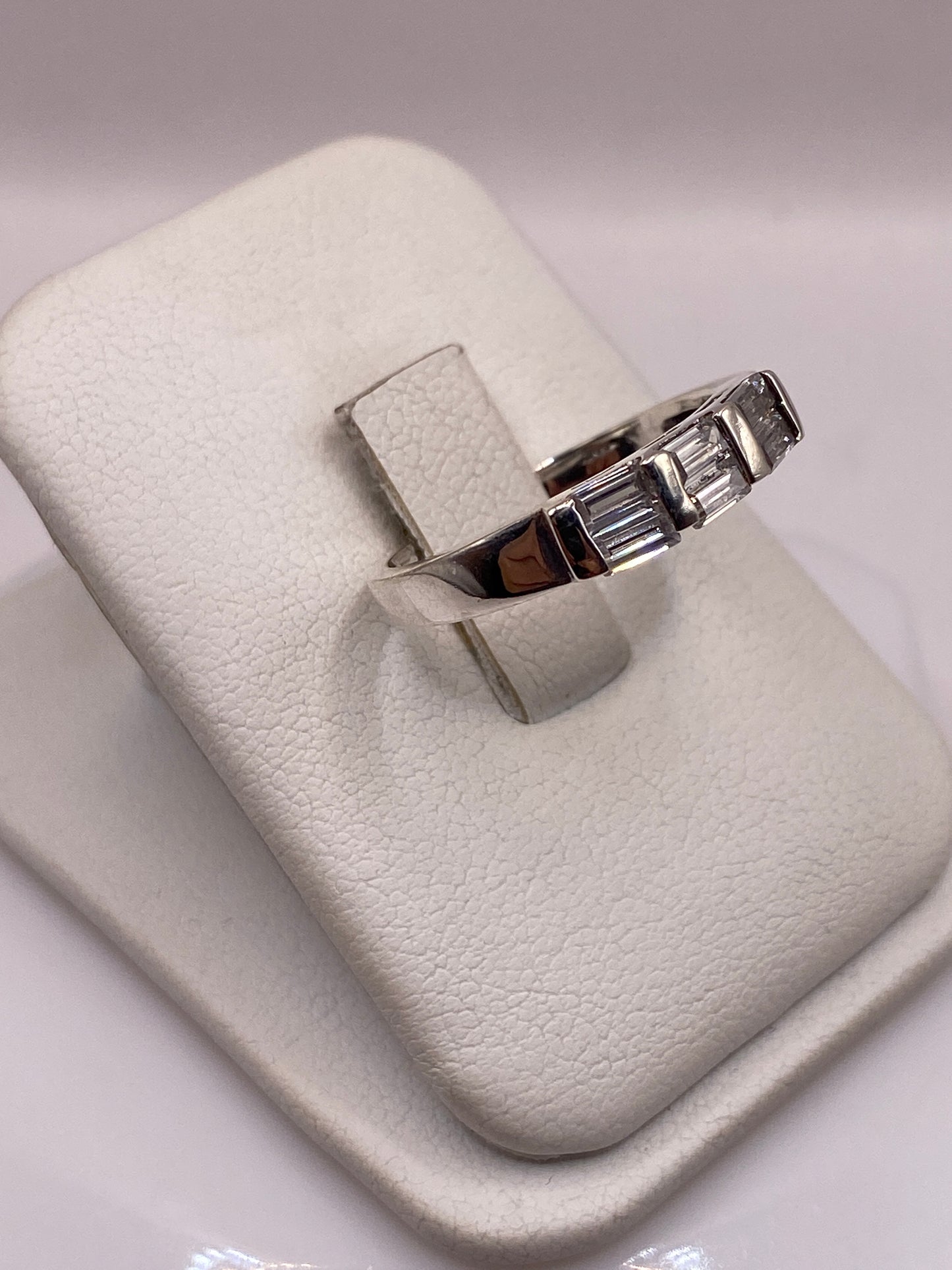 Vista frontal del anillo minimalista de plata .925 mostrando la circonia blanca cortada