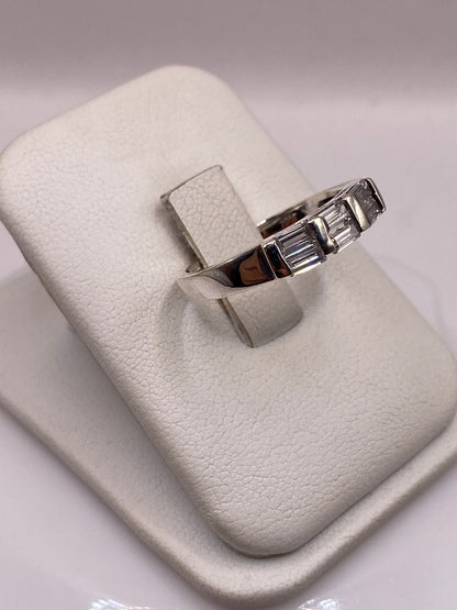 Vista frontal del anillo minimalista de plata .925 mostrando la circonia blanca cortada