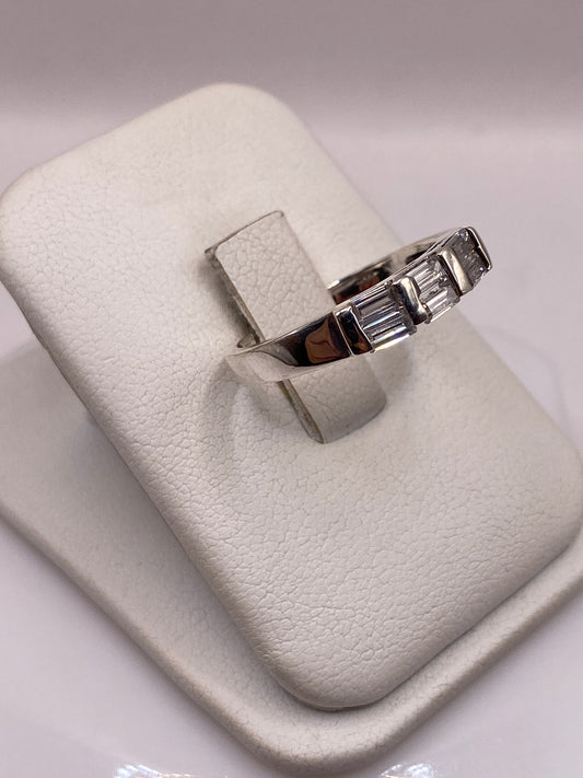 Vista frontal del anillo minimalista de plata .925 mostrando la circonia blanca cortada