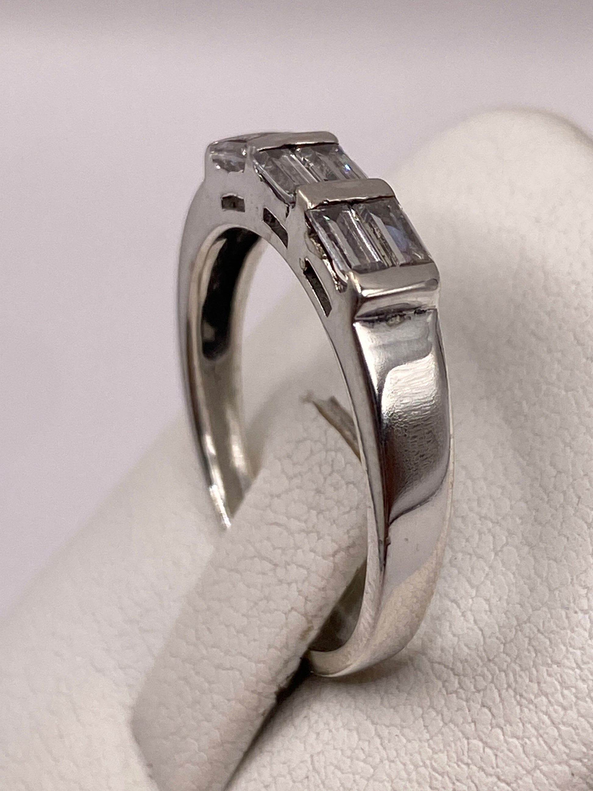 Detalle de perfil del anillo solitario desde el lateral, mostrando banda y montaje en plata