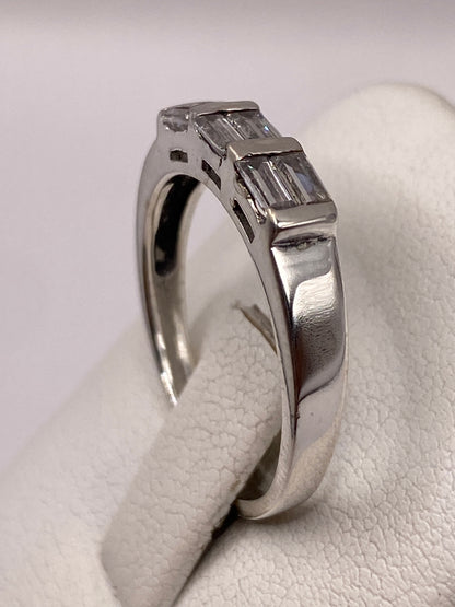 Detalle de perfil del anillo solitario desde el lateral, mostrando banda y montaje en plata
