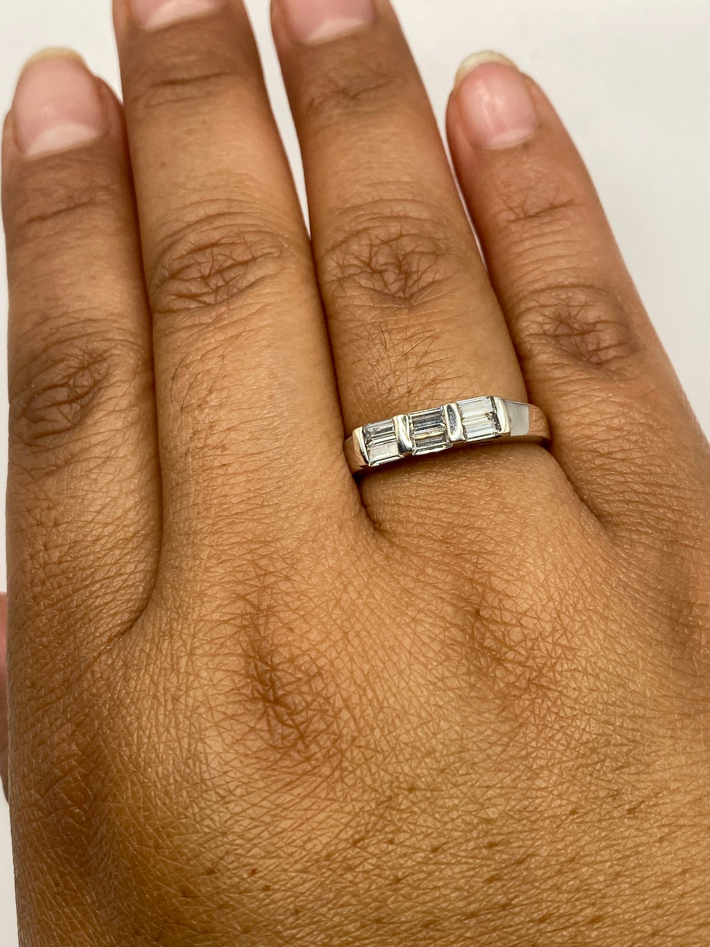 Anillo solitario sobre fondo blanco con sello 925 visible en la banda
