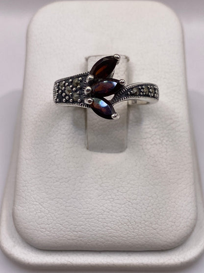 Anillo de plata .925 con circonia café en engaste de tres puntos sobre banda texturizada, visto de frente