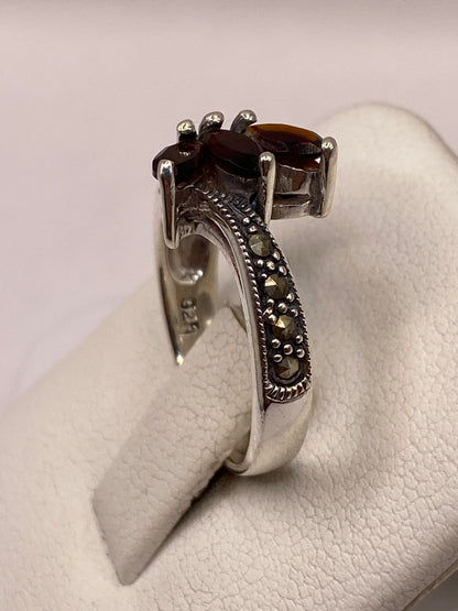 Anillo de circonia café en la mano, luciendo el brillo cálido de la piedra bajo luz natural