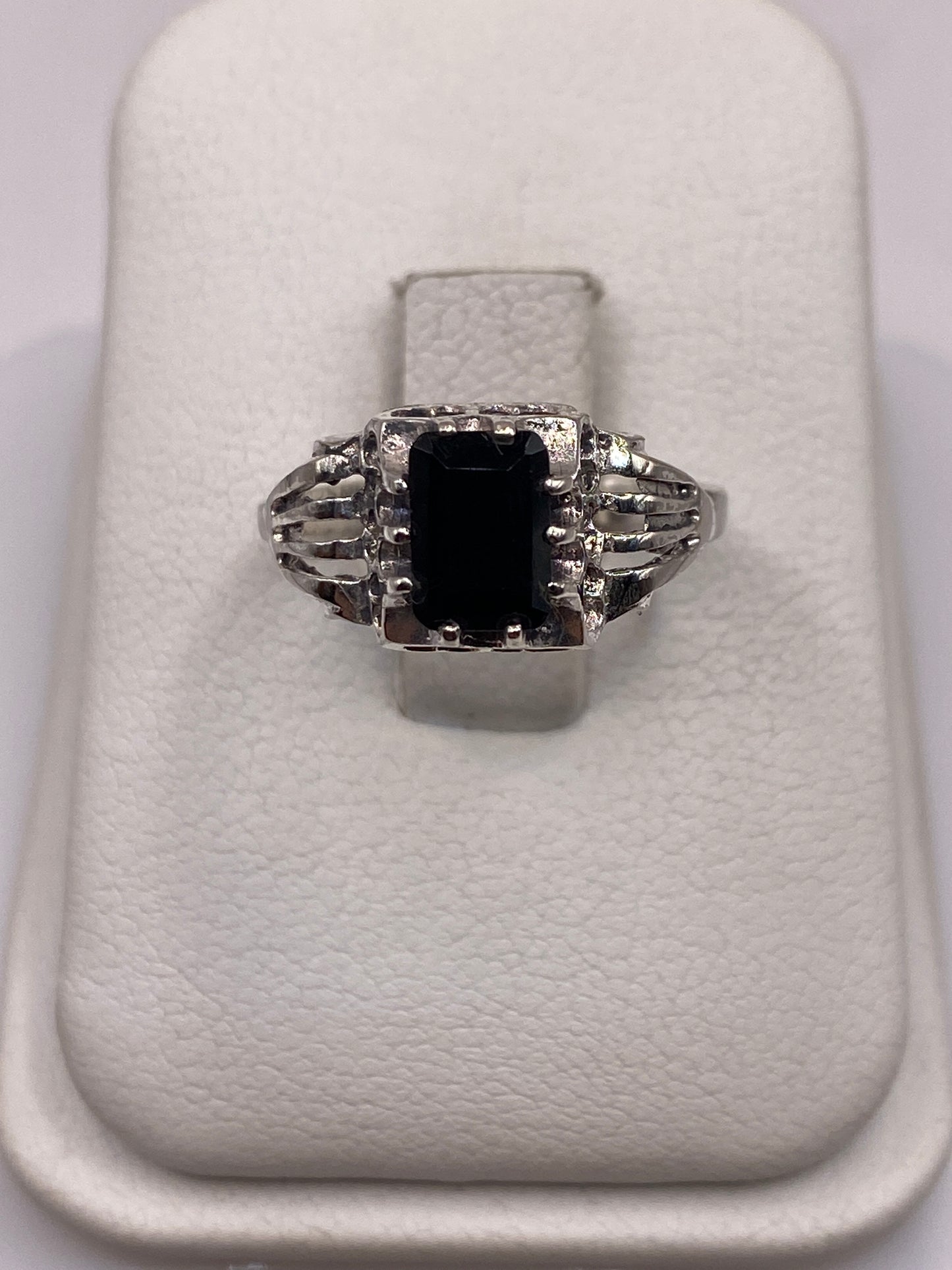 Anillo solitario de plata con circonia negra brillante en la mano
