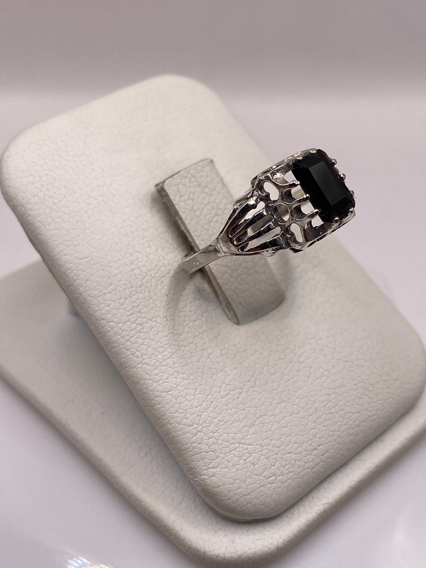 Vista frontal del anillo minimalista con piedra negra en plata .925