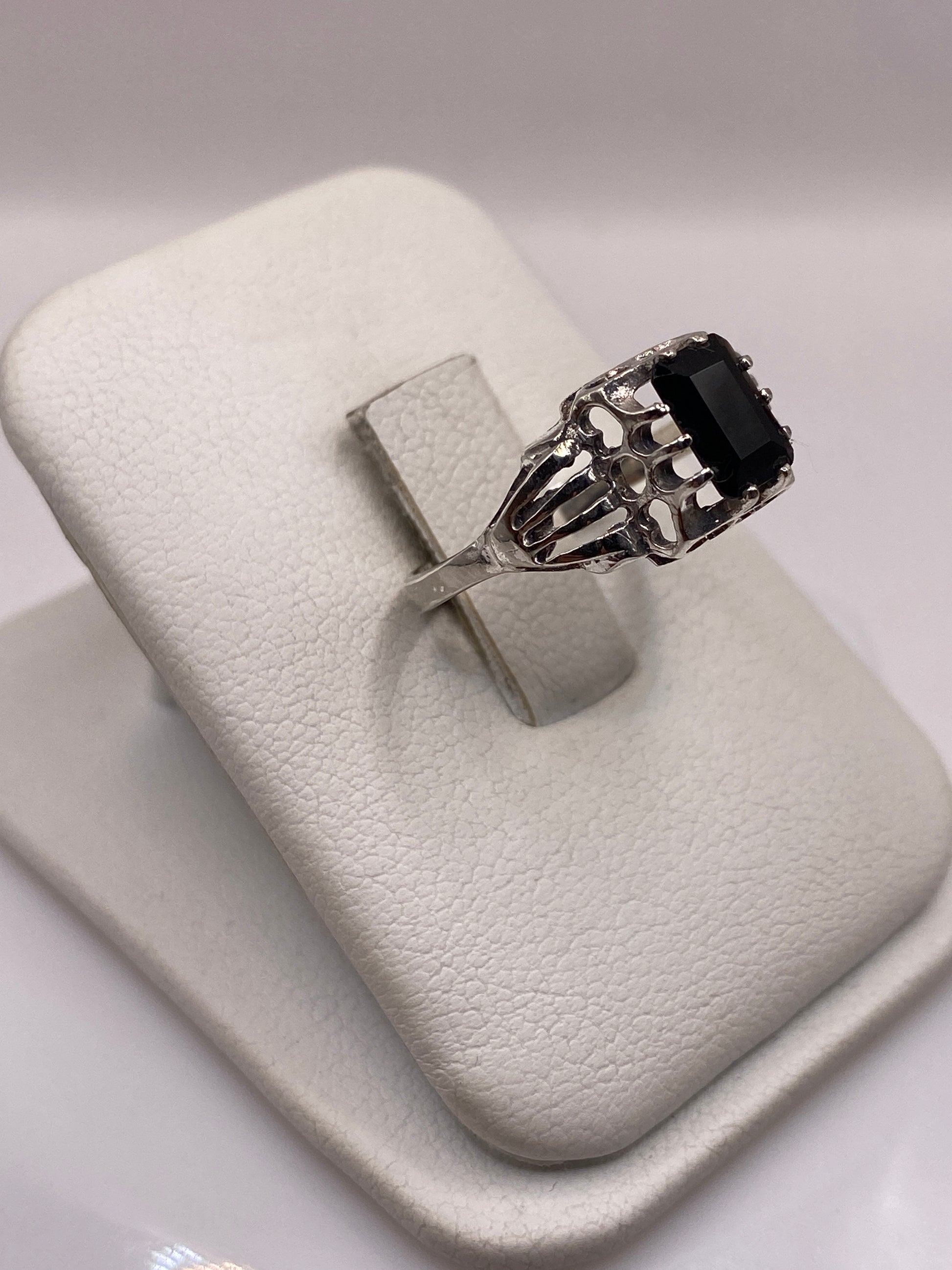 Vista frontal del anillo minimalista con piedra negra en plata .925