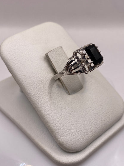 Vista frontal del anillo minimalista con piedra negra en plata .925