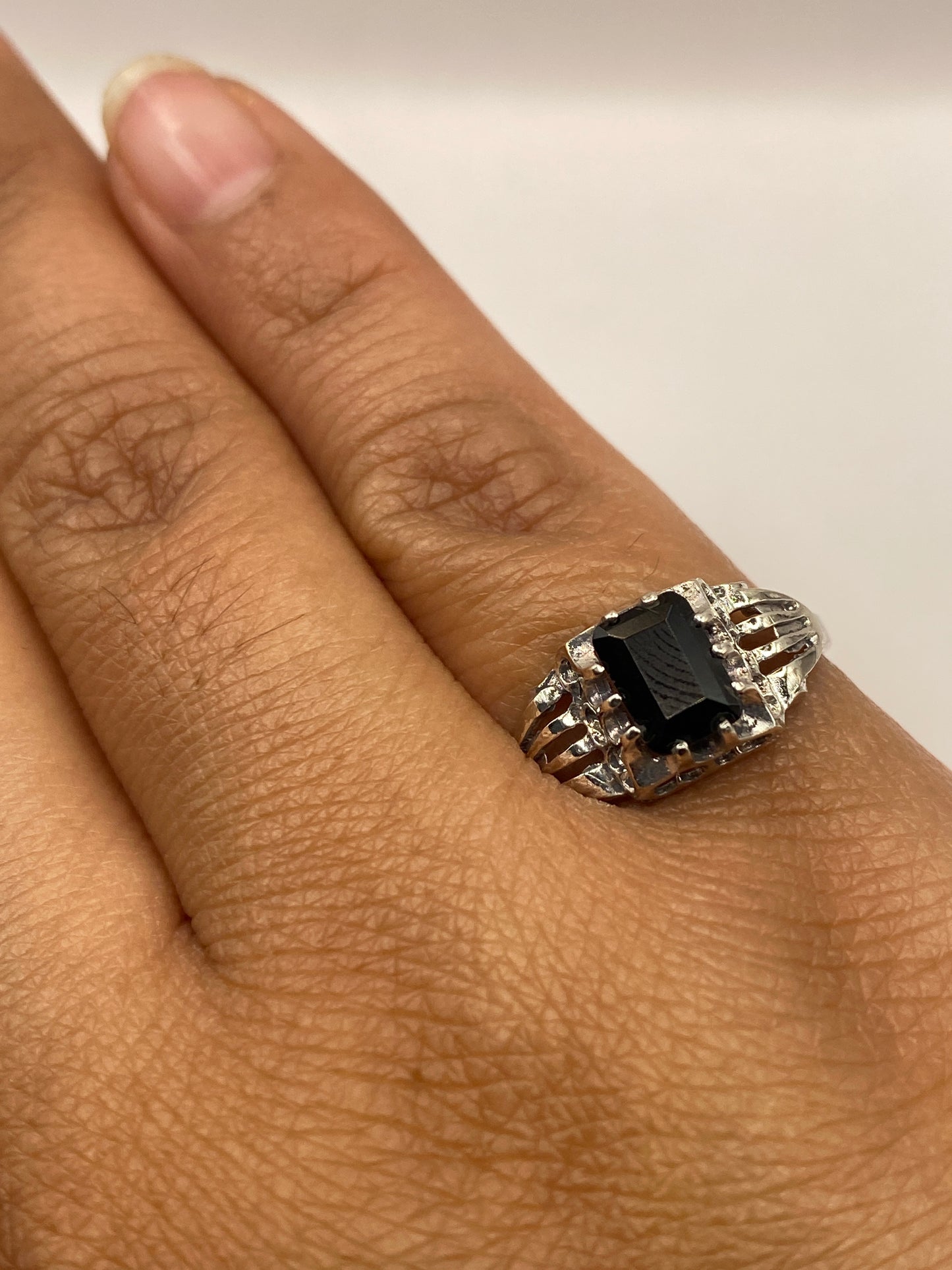 Anillo solitario sobre fondo blanco mostrando el sello 925