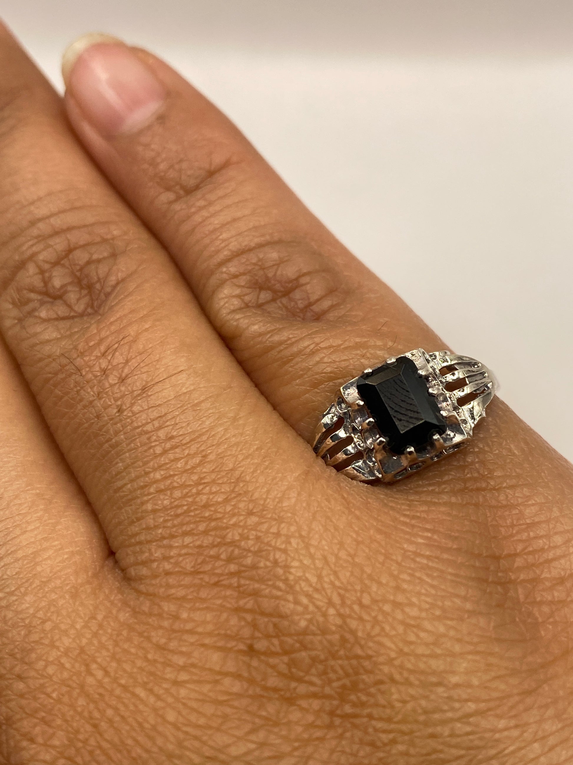 Anillo solitario sobre fondo blanco mostrando el sello 925