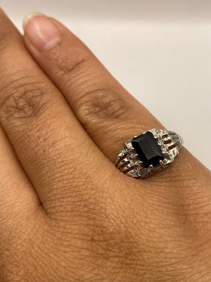 Anillo solitario sobre fondo blanco mostrando el sello 925