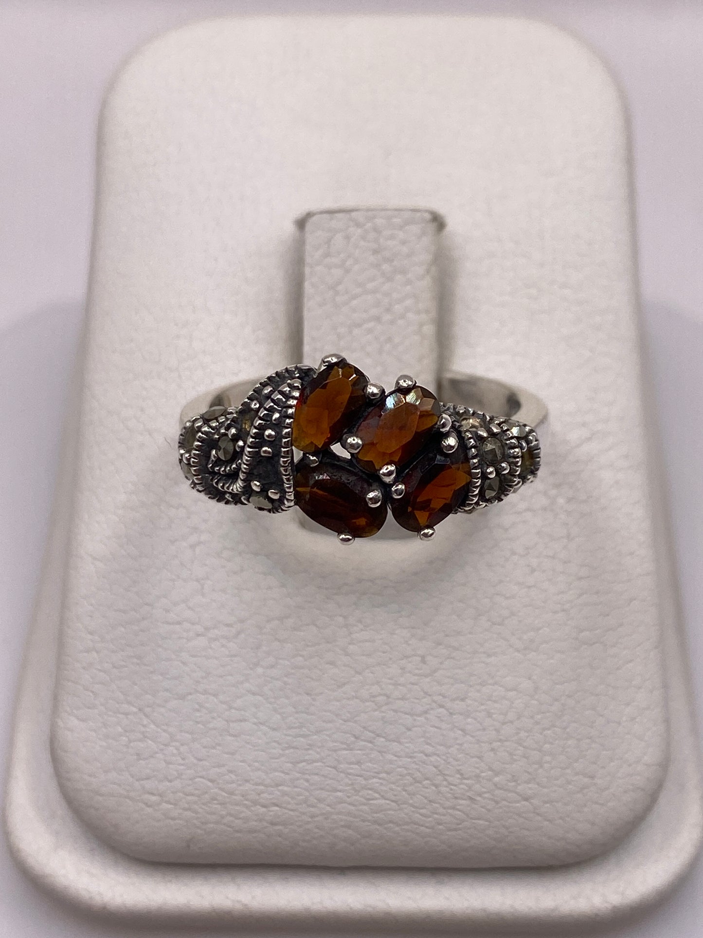 Anillo de plata .925 con circonia café en estuche blanco, vista frontal