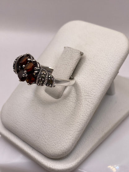 Detalle lateral del anillo vintage mostrando la filigrana artesanal en plata