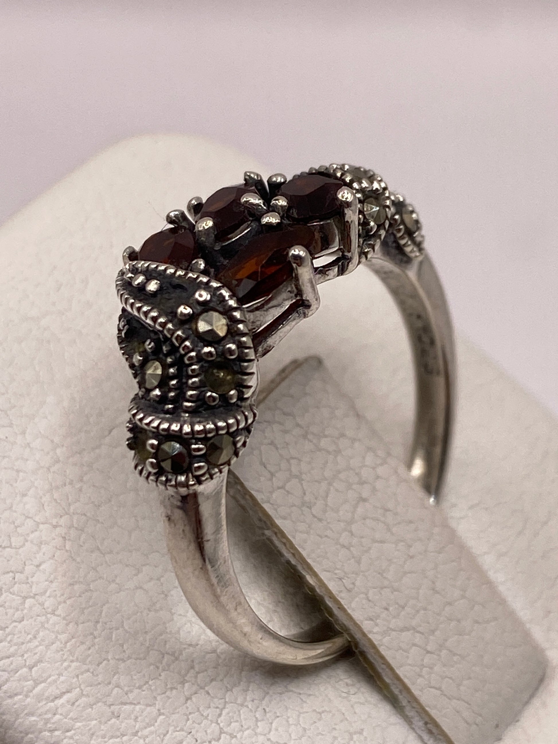 Anillo de circonia café puesto en dedo, exhibiendo brillo y profundidad