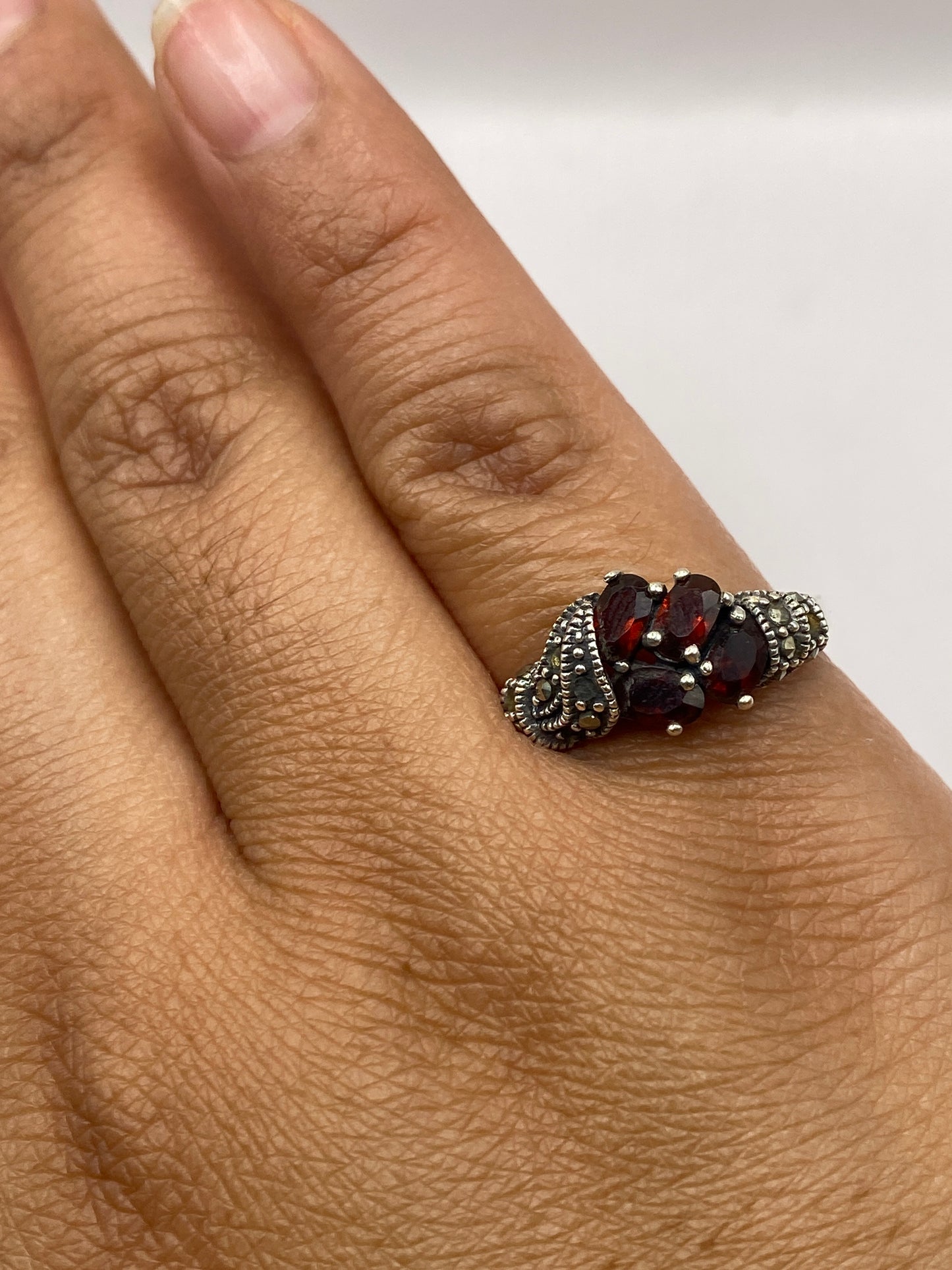Anillo sobre fondo gris mostrando el sello 925 en la banda interior