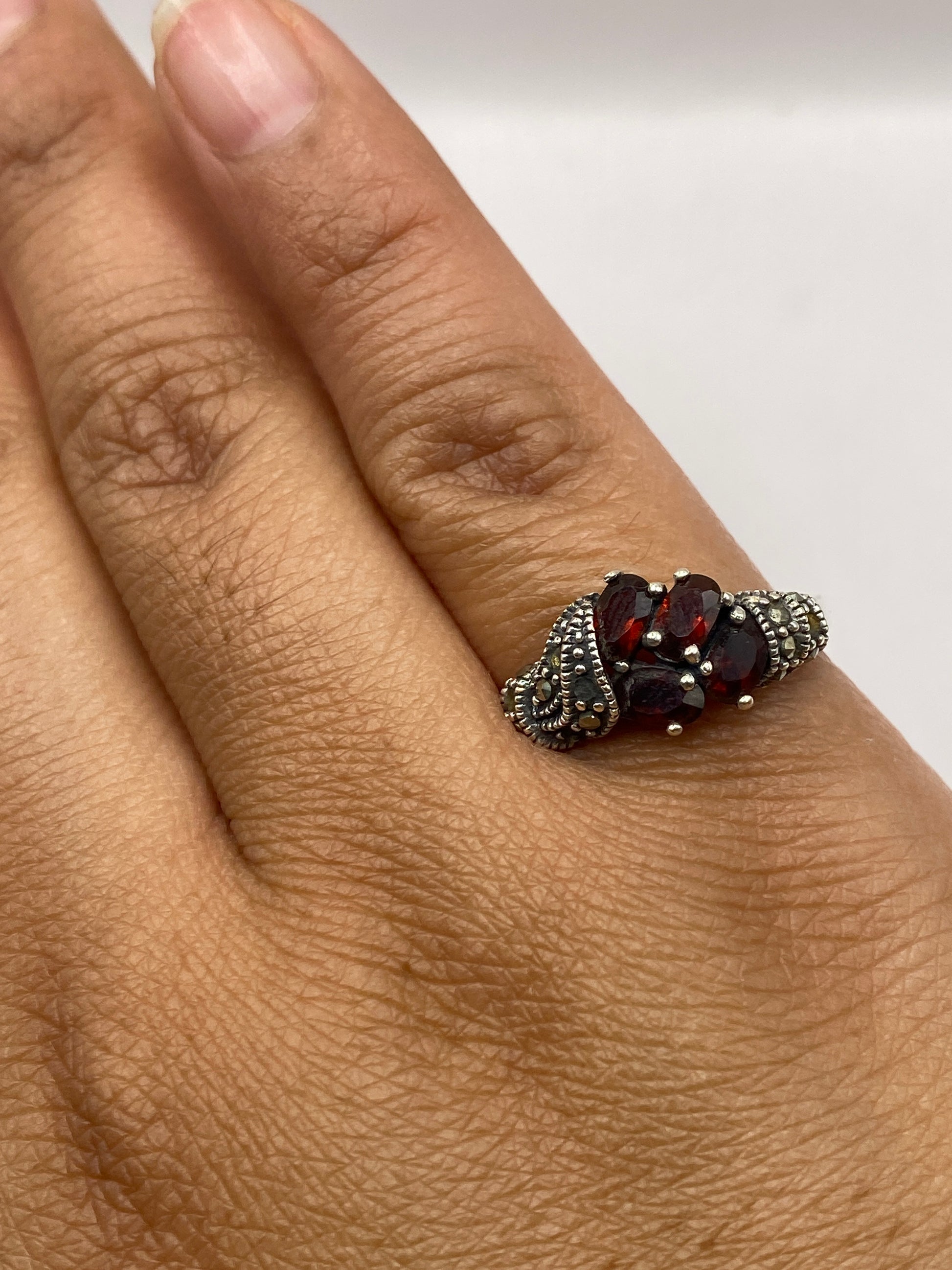 Anillo sobre fondo gris mostrando el sello 925 en la banda interior