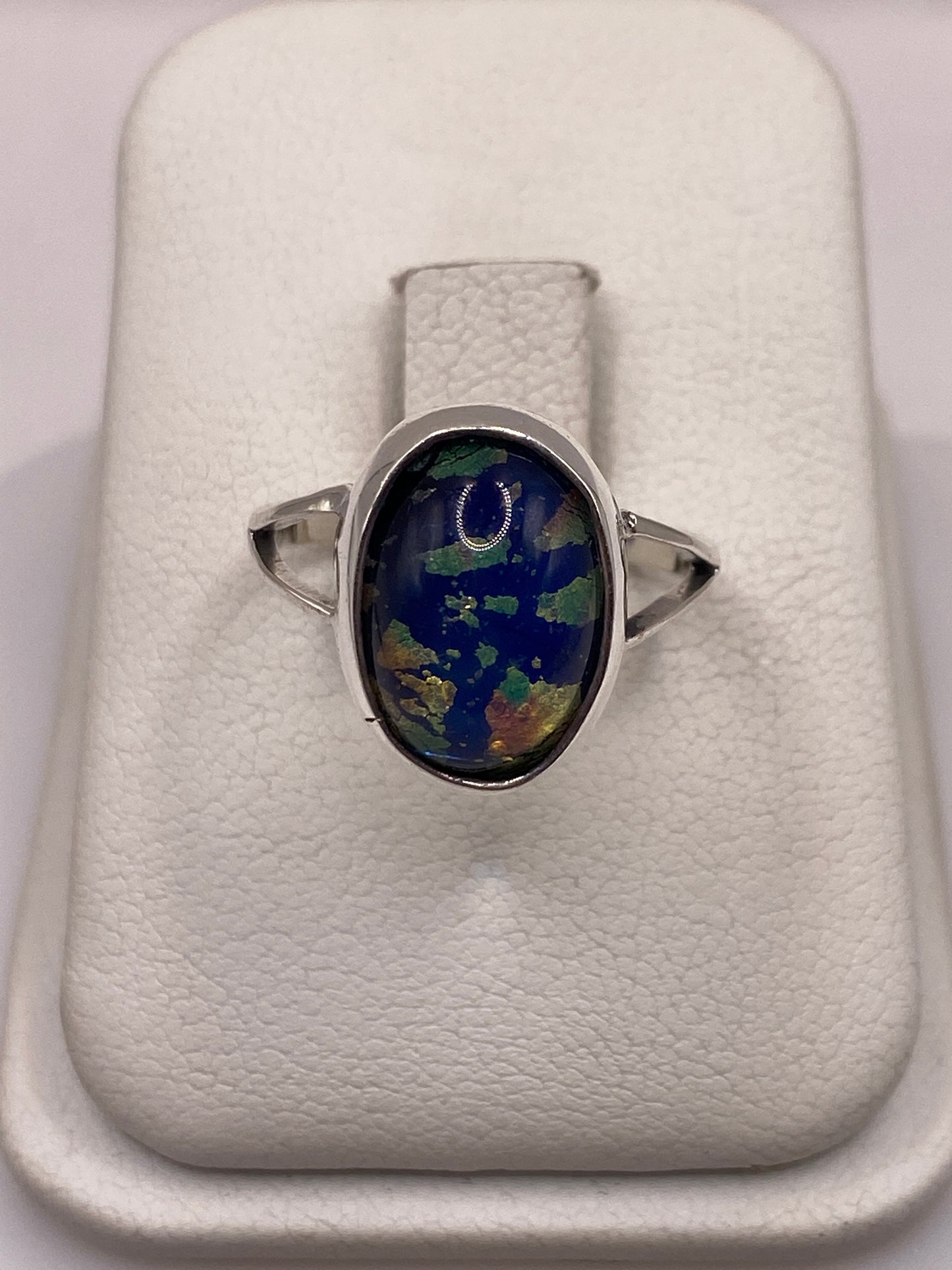 Anillo solitario de plata .925 con lapislázuli ovalado azul profundo con vetas doradas