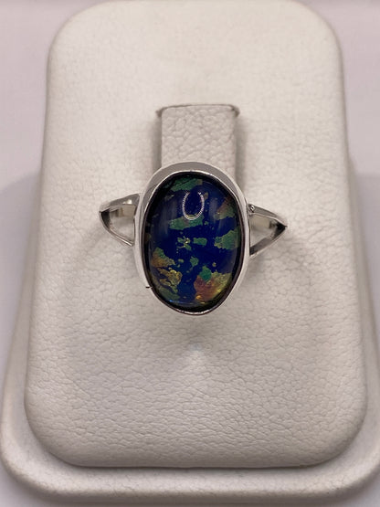 Anillo solitario de plata .925 con lapislázuli ovalado azul profundo con vetas doradas