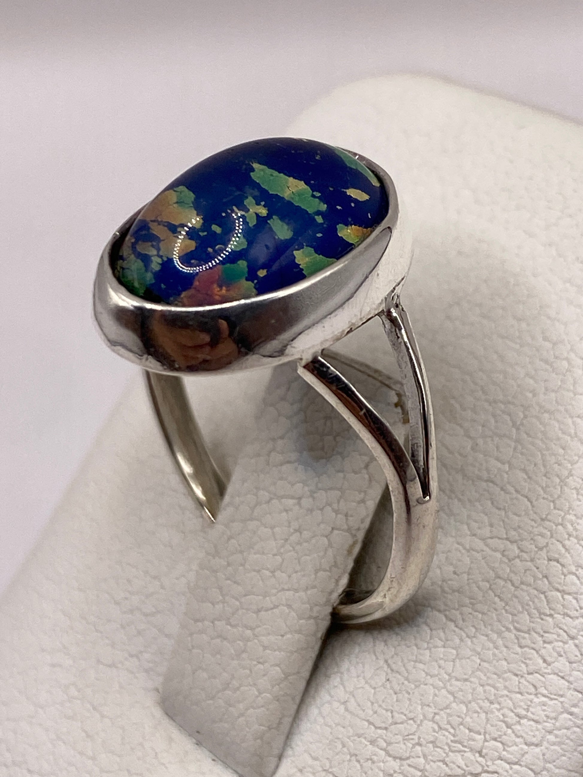 Anillo de frente mostrando la profundidad del color azul del lapislázuli