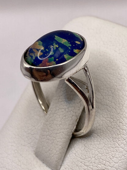 Anillo de frente mostrando la profundidad del color azul del lapislázuli