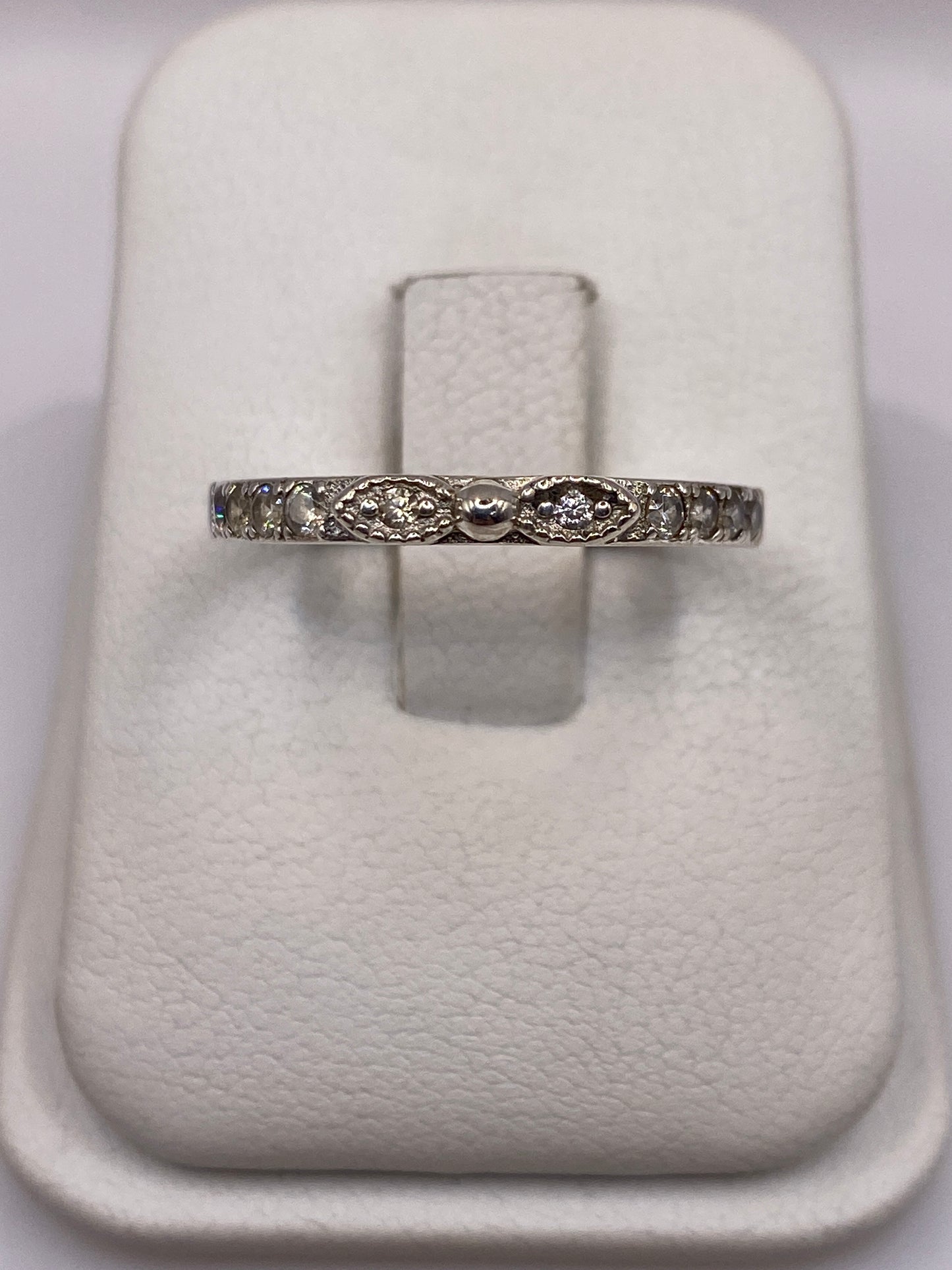 Anillo solitario de plata .925 con circonia blanca sobre estuche blanco, vista frontal