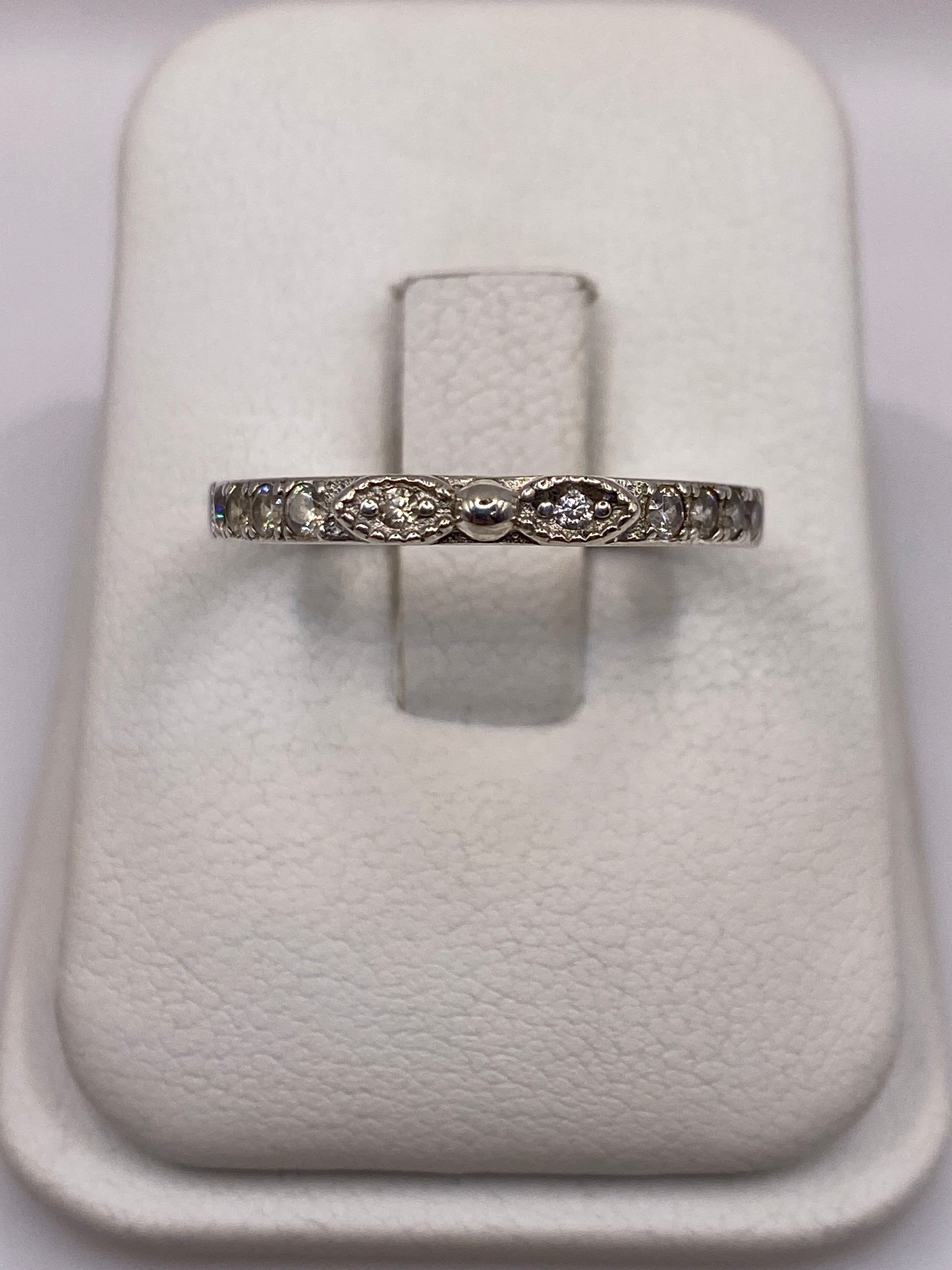 Anillo solitario de plata .925 con circonia blanca sobre estuche blanco, vista frontal