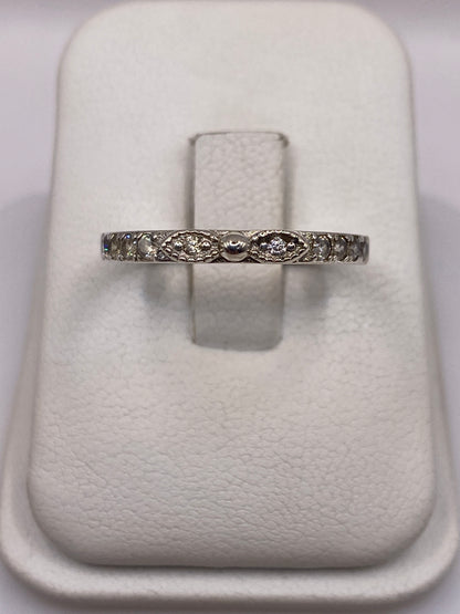 Anillo solitario de plata .925 con circonia blanca sobre estuche blanco, vista frontal