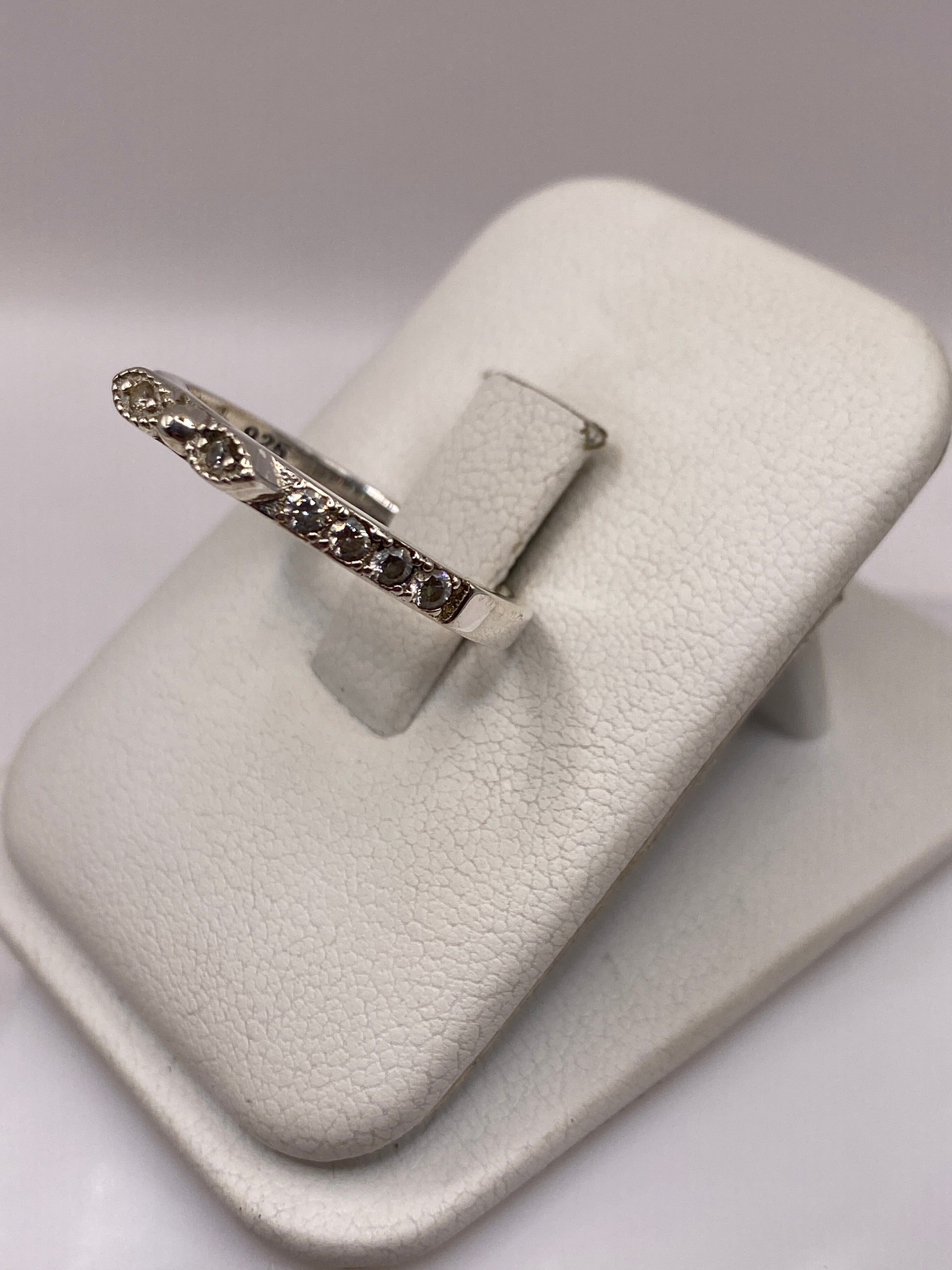 Detalle del engaste de circonia en plata, anillo de lado mostrando el brillo de la piedra