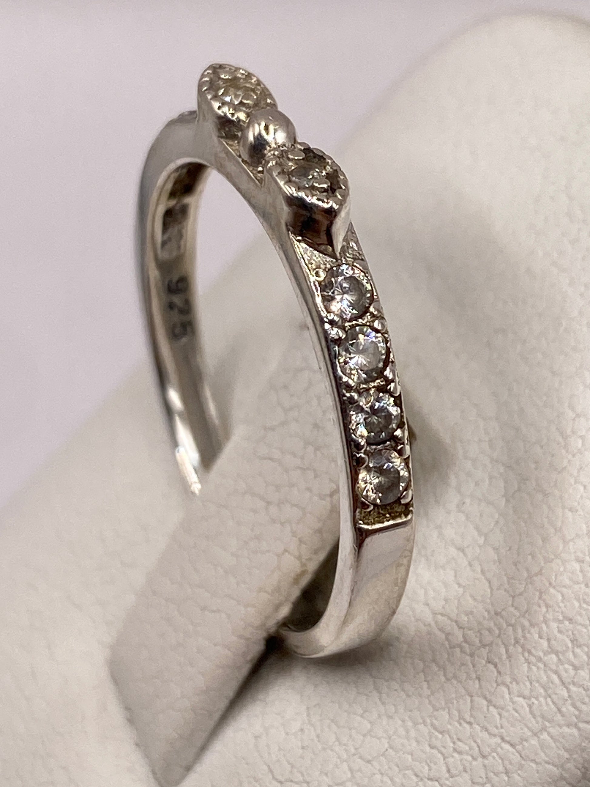 Anillo solitario en dedo de mujer, circonia brillando con luz natural