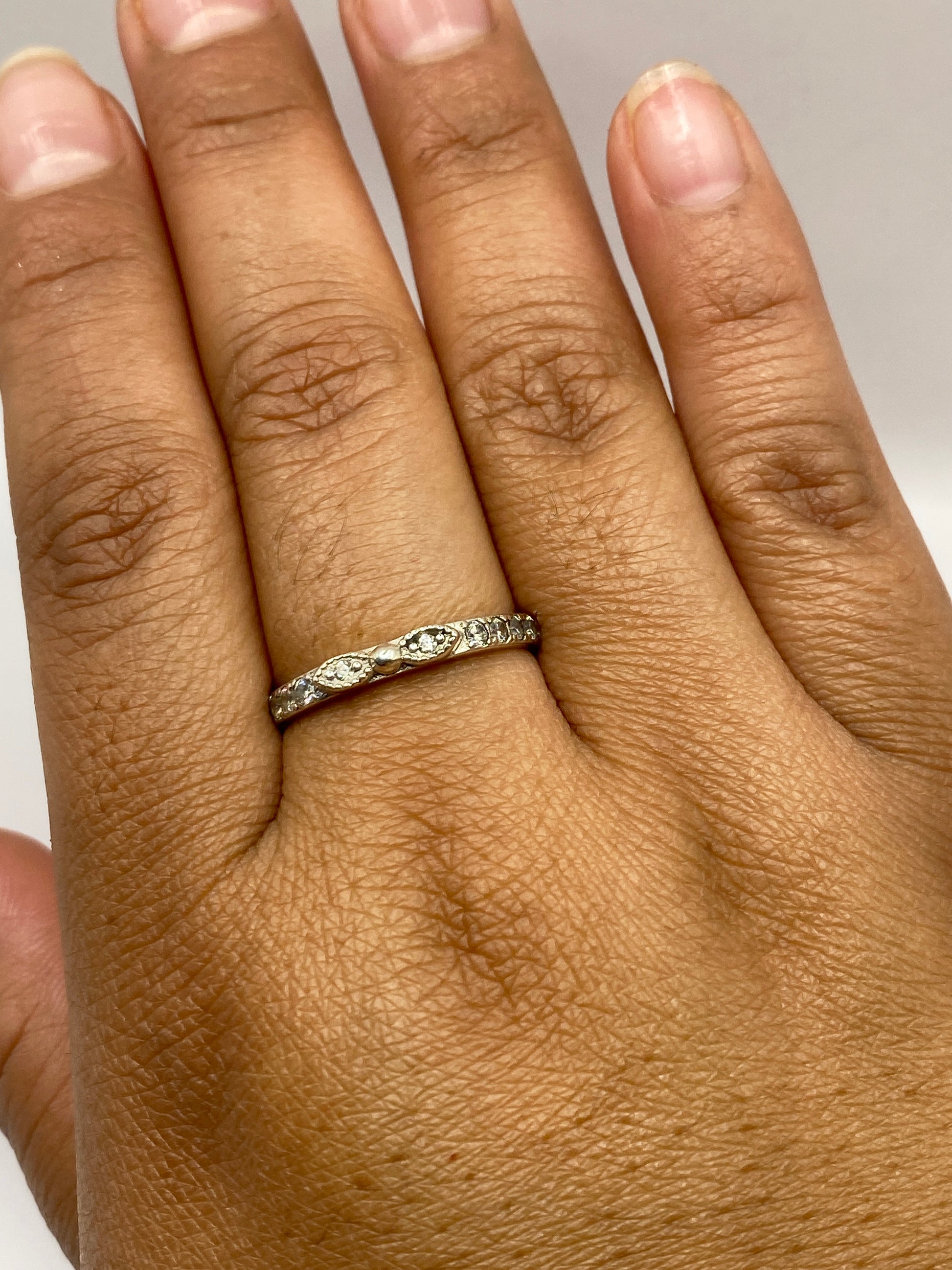 Anillo sobre fondo gris mostrando el sello .925 en el interior y el acabado pulido