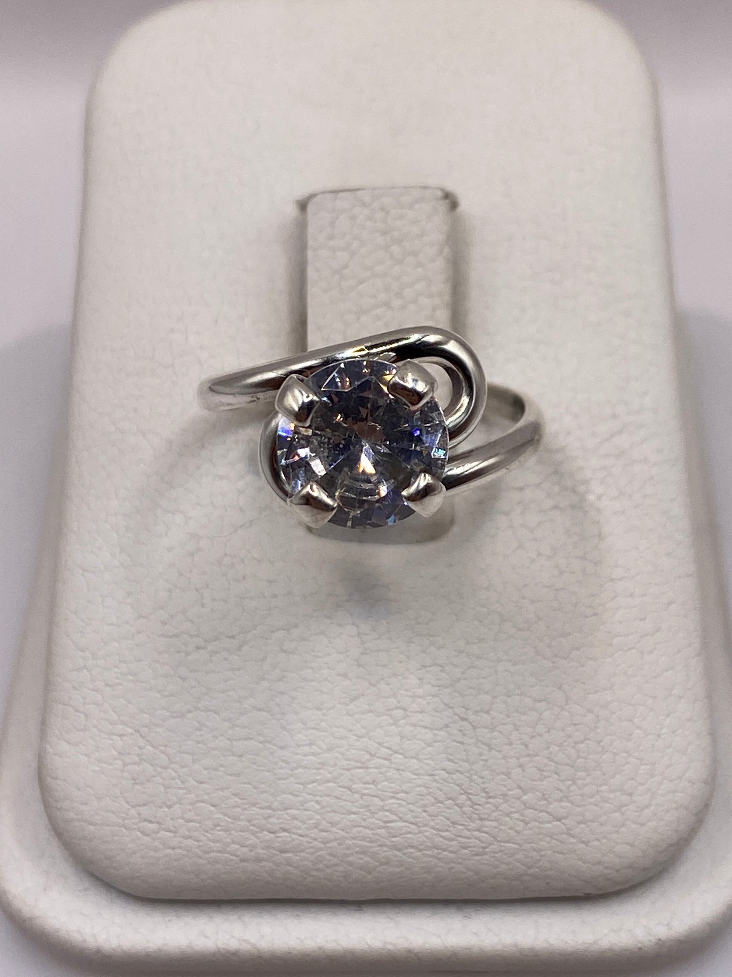 Anillo solitario de plata con circonia blanca brillante en estuche blanco