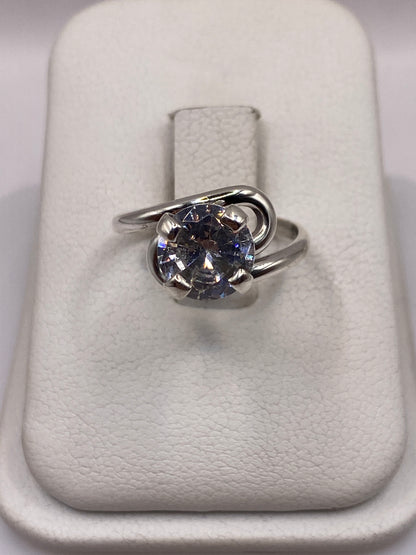 Anillo solitario de plata con circonia blanca brillante en estuche blanco