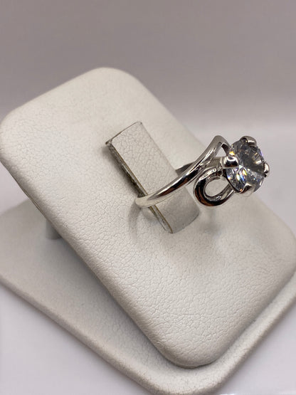 Vista lateral del anillo envolvente con detalle del engaste en plata .925