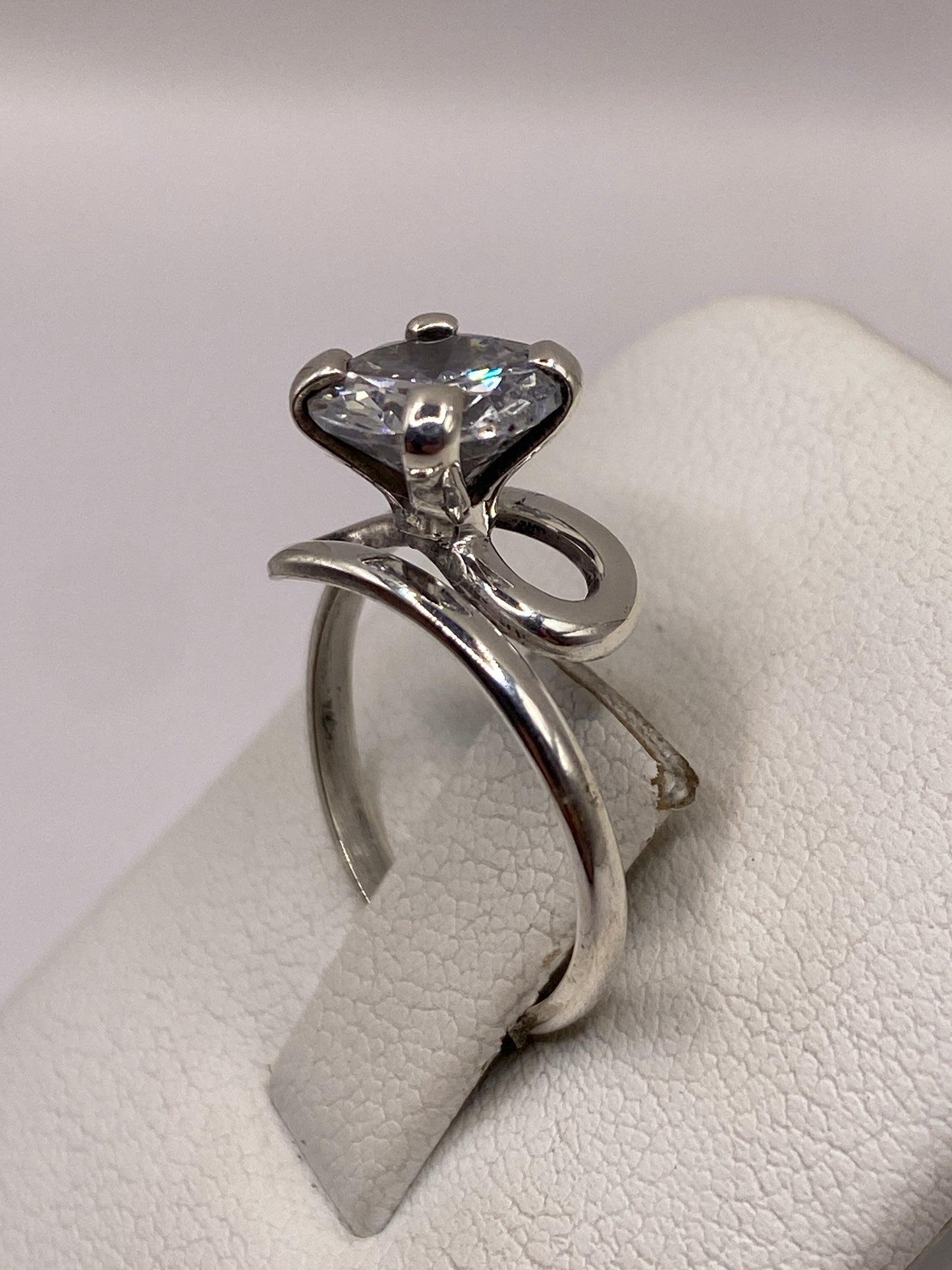Anillo solitario circonia blanca en la mano mostrando el brillo