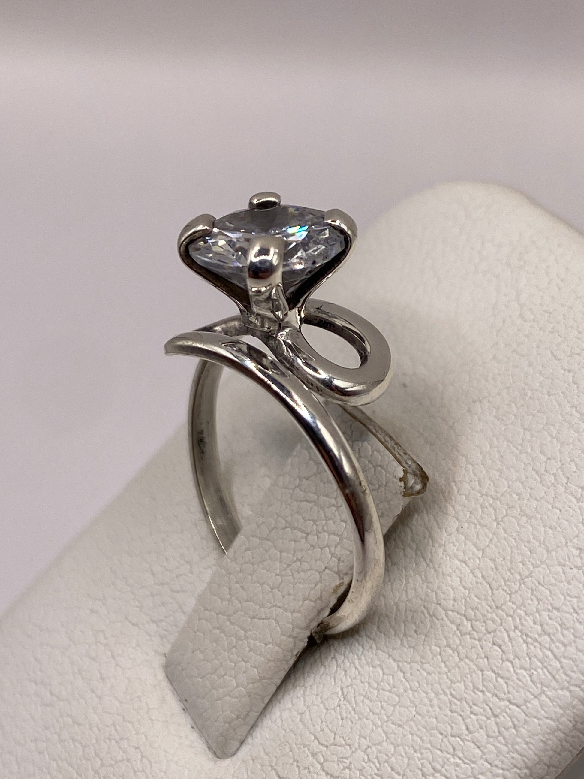 Anillo solitario circonia blanca en la mano mostrando el brillo