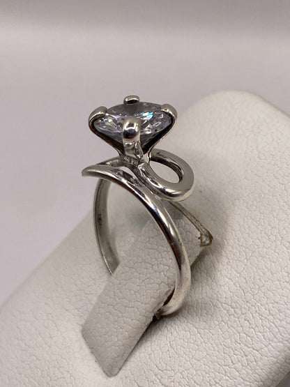 Anillo solitario circonia blanca en la mano mostrando el brillo