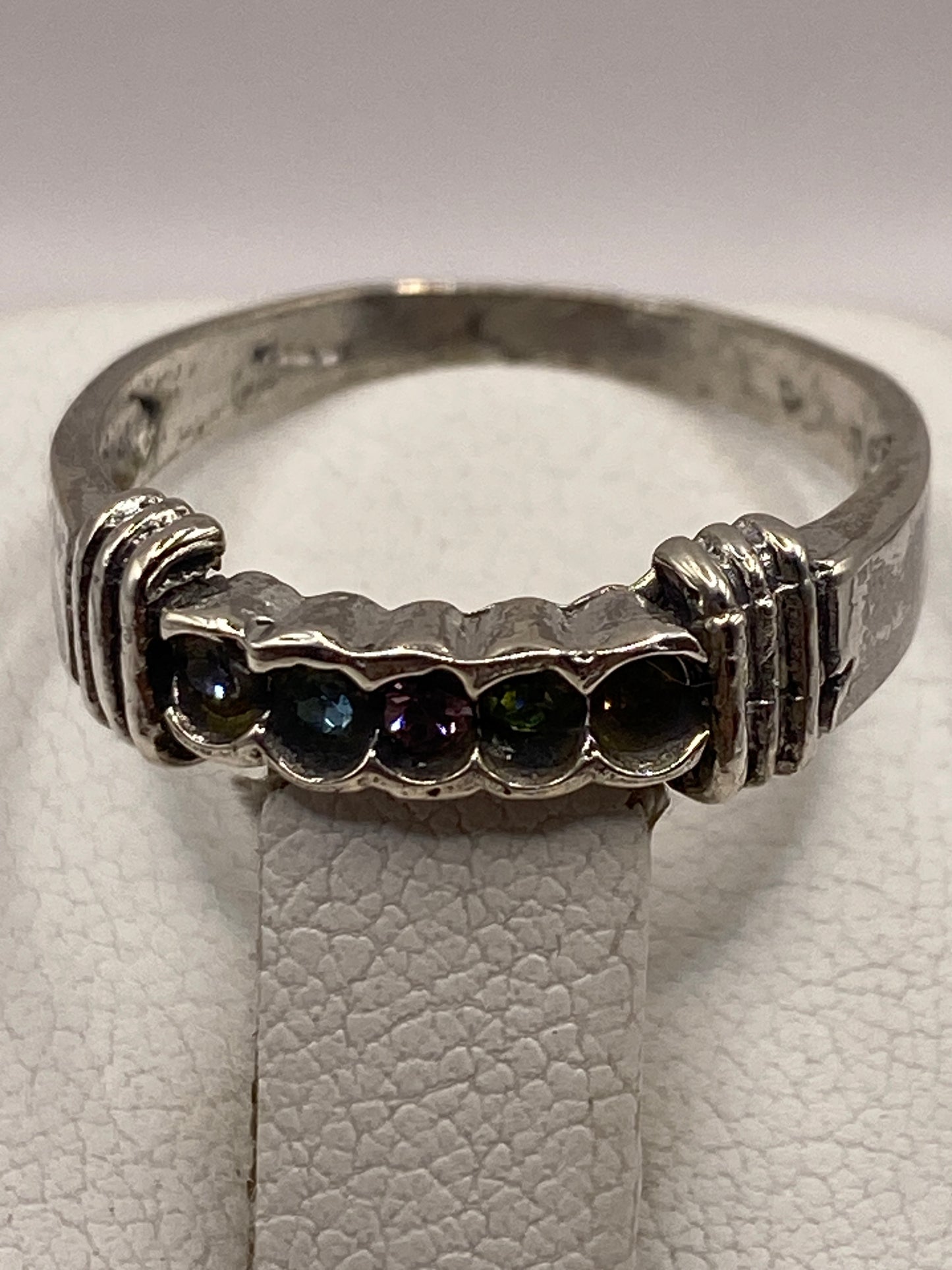 Detalle lateral del anillo solitario con el sello 925 de Taxco visible
