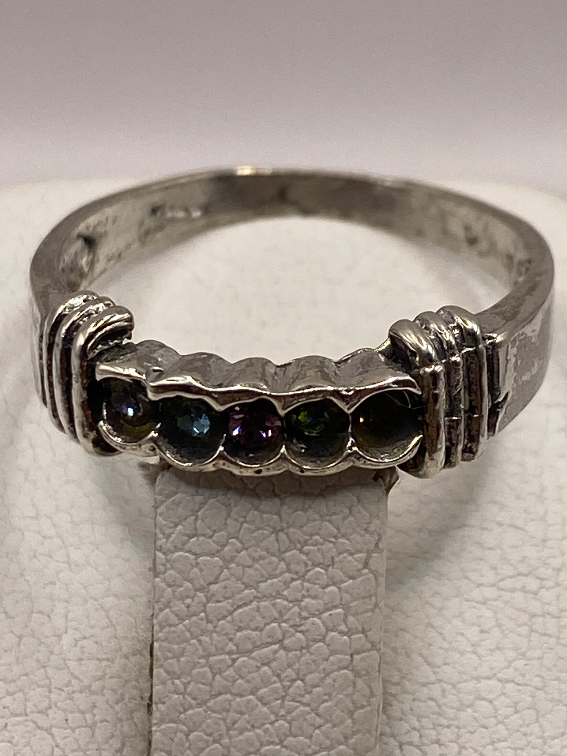 Detalle lateral del anillo solitario con el sello 925 de Taxco visible