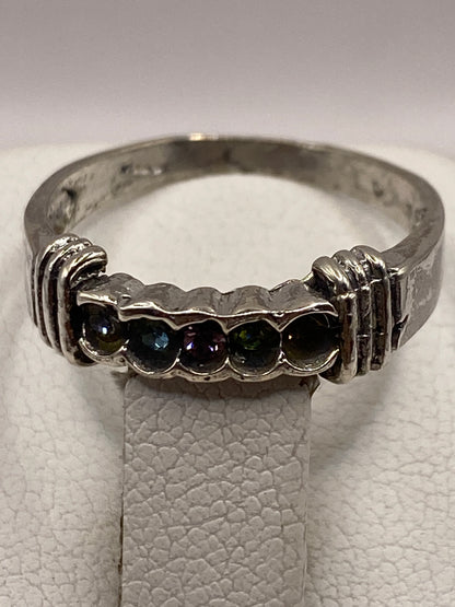 Detalle lateral del anillo solitario con el sello 925 de Taxco visible
